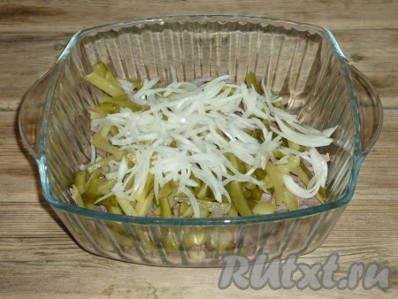 Соединить картошку, маринованные огурцы и свиное сердце. Лук отжать от маринада и добавить в салат. Посолить по вкусу. 
