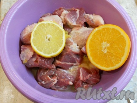 Выдавить в мясо сок из двух апельсинов и половины лимона.
