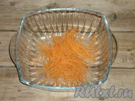 Овощи и зелень помыть и обсушить. Морковь очистить и натереть на тёрке для корейской морковки. 
