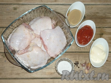 Ингредиенты для приготовления куриных бедрышек, запеченных в духовке