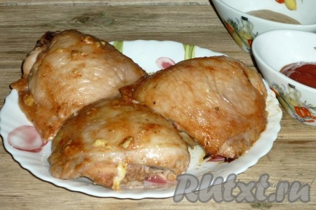 Вкусные куриные бедрышки, запеченные в духовке, подавать на стол с любимыми соусами или салатом. 
