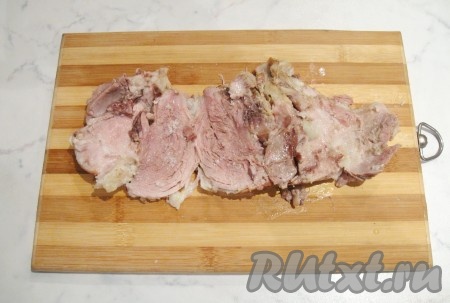 Аккуратно удалить у свиной рульки кость и разложить мясо в пласт.
