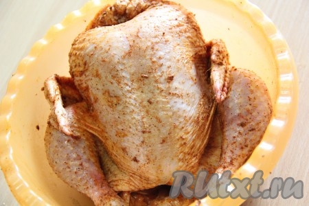  Тщательно втереть соль и специи поверх и внутри курицы. Оставить курицу на 30 минут, пока мы готовим начинку для нашей курочки.