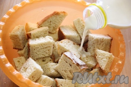 Выложить кусочки хлеба в глубокую миску и залить молоком. Оставить хлеб на 10 минут.