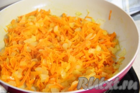 Затем добавить в сковороду морковь и хорошо перемешать. Обжарить овощи в течение 5 минут до мягкости моркови, не забывая периодически перемешивать.