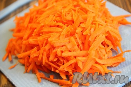 Морковь почистить и натереть на крупной тёрке.