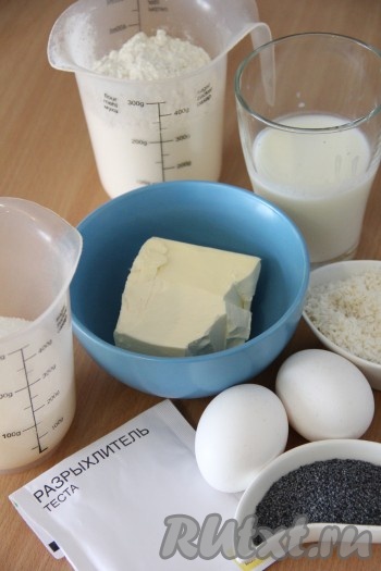 Подготовить продукты для теста. Из этого количества продуктов получается 19 кексов с кокосовой стружкой среднего размера.
