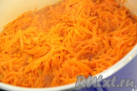 Довести морковь до кипения, периодически перемешивая.
