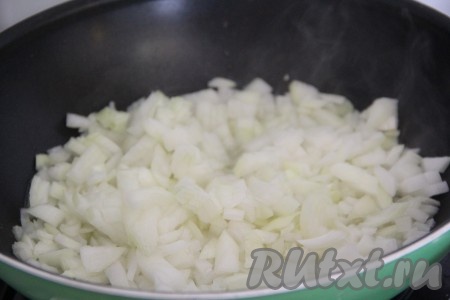 Лук почистить и мелко нарезать. В глубокую сковороду влить растительное масло и поставить на огонь. Добавить в сковороду лук.