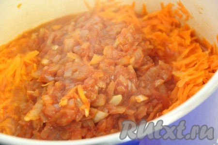  Как только морковь закипит, добавить в кастрюлю лук с томатом. Лавровый лист убрать!