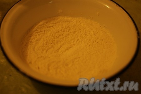 Муку просеять в миску, добавить воду с дрожжами, растительное масло, соль, ванилин и вымесить тесто.