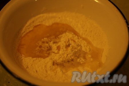 Муку просеять в миску, добавить воду с дрожжами, растительное масло, соль, ванилин и вымесить тесто.