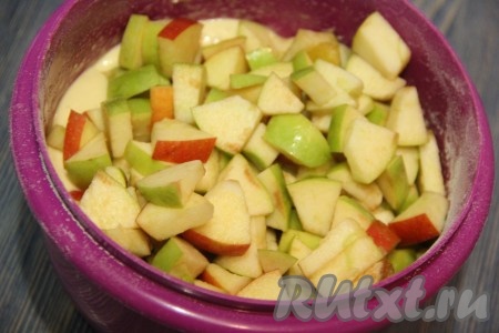 Затем добавить в тесто яблоки и тщательно перемешать лопаткой. 