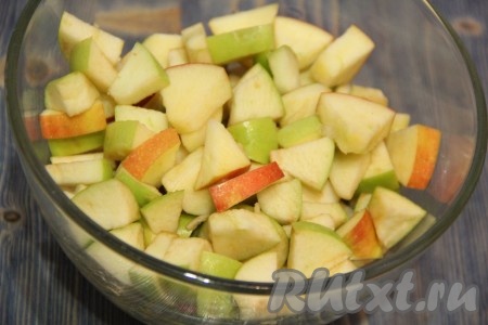 Яблочки лучше нарезать в первую очередь, так как тесто готовится за считанные минуты и, чтобы оно не осело, яблоки должны быть готовы.
