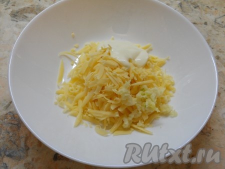 Далее сыр натереть на средней терке, добавить чеснок, пропущенный через пресс и майонез. Перемешать.