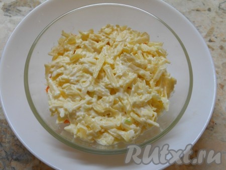 Сыр с чесноком выложить на морковь следующим слоем в салатник, разровнять.