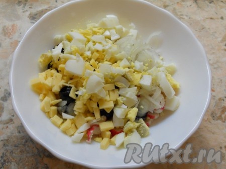 Также добавить в салат рубленные вареные яйца.
