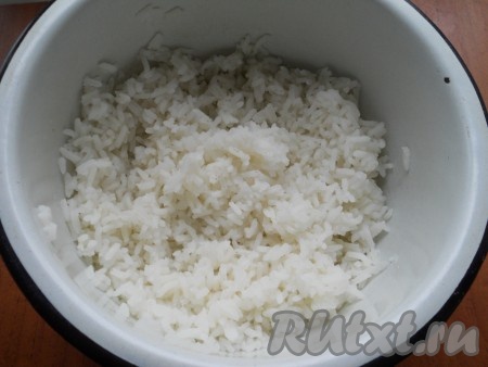 Предварительно отварить рис. Для этого - рис промыть несколько раз, поместить его в кастрюльку, залить водой в соотношении 1:3, то есть одна часть риса и 3 части воды. Довести рис до кипения, чуть посолить и варить его на медленном огне, периодически перемешивая, около 20 минут. После этого рис промыть в дуршлаге под проточной водой. 