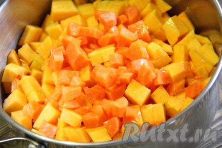 В кастрюлю выложить кусочки тыквы и моркови, добавить 50 мл растительного масла. Поставить кастрюлю с овощами на огонь.
