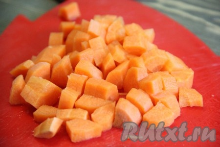 Морковь почистить и нарезать на кубики среднего размера.