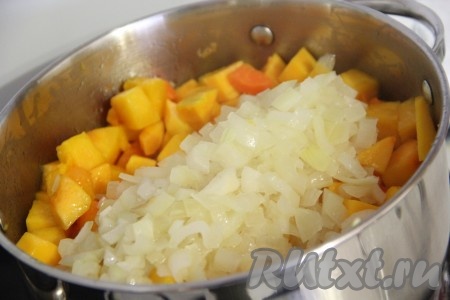 По прошествии 15 минут добавить обжаренный лук в кастрюлю к тыкве с морковкой и хорошо перемешать.