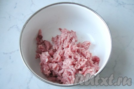 В миску выложить свиной и говяжий фарш.

