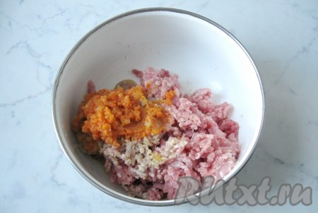 Жареный лук с морковью пропустить через мясорубку и добавить в миску к мясному фаршу и чесноку.
