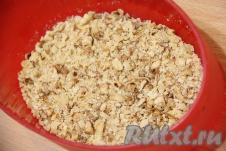 Приготовить ореховую посыпку: орехи натереть на мелкой тёрке и соединить с сахаром. Хорошо перемешать.
