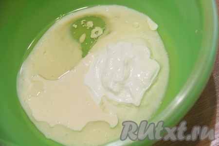  В глубокую миску влить йогурт, сметану и растительное масло.