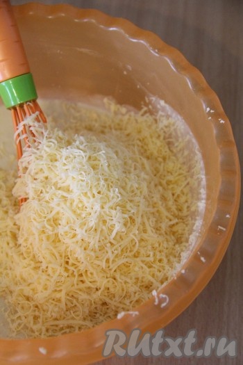 Перемешать тесто до однородного состояния, затем добавить сыр, натёртый на мелкой тёрке, хорошо перемешать.

