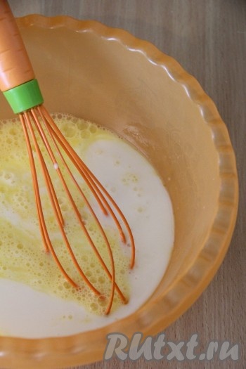 Взбить яйца с солью с помощью венчика. Затем влить кефир.