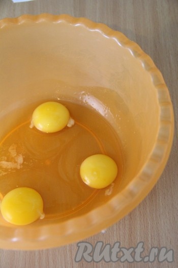 В глубокую миску вбить яйца, добавить соль.
