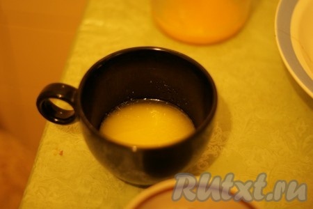 Растопленное сливочное масло взбить с сахаром, яйцами, желтком, какао, ванилином и солью в однородную пышную массу. 