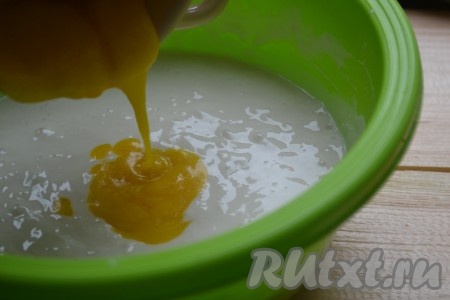 Затем добавляем оливковое масло, яйцо, щепотку соли, перемешиваем и начинаем подсыпать муку, вымешивая тесто.
