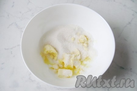 В глубокую миску выложить мягкое сливочное масло и добавить сахар.
