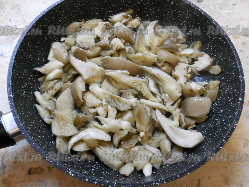 Сколько жарить грибы на сковороде по времени. Грибы вешенка жареные. Вешенки на сковороде. Жареные вешенки. Приготовление грибов вешенок.