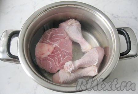 Говядину и курицу вымыть, выложить в кастрюлю и залить холодной водой.
