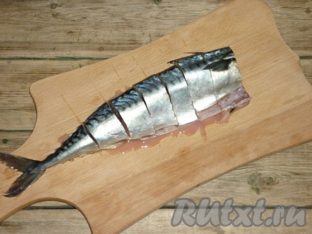 Разрезать рыбу на порционные кусочки, шириной примерно 2,5-3 см. 