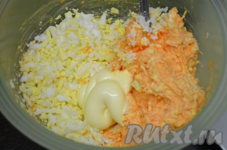 К моркови и плавленному сыру добавить яйцо, натертое на крупной терке,  выдавленный чеснок и майонез, перемешать и начинка для бутербродов готова.