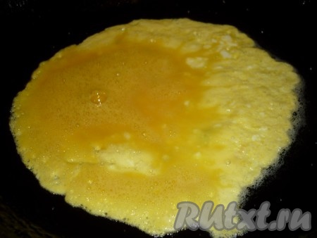 1 яйцо смешать с щепоткой соли, взбить венчиком. На сковороде разогреть небольшое количество растительного масло и вылить яичную смесь.
