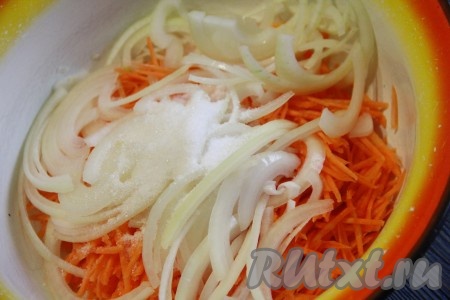 В глубокую миску выложить морковь и лук. Слегка перемешать, затем добавить соль и сахар. Всё перемешать и отставить миску с овощами в сторону на 30 минут.
