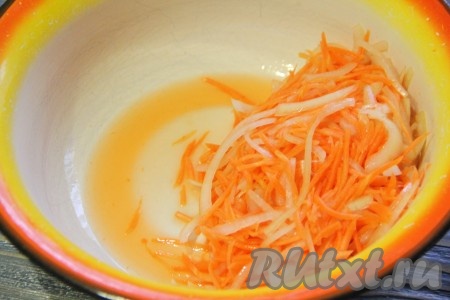  Спустя 30 минут, слить с моркови и лука выделившуюся жидкость. 
