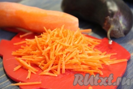 Морковь почистить и натереть на тёрке для моркови по-корейски.