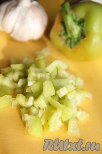 Болгарский перец вымыть, удалить семена и плодоножку, нарезать мелкими кубиками.
