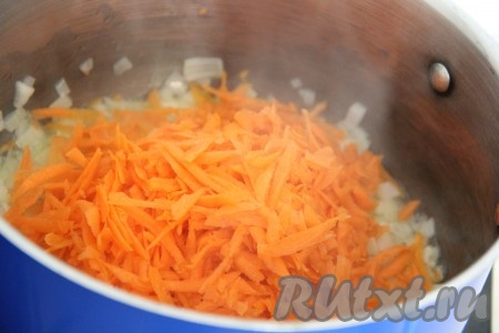 Добавить морковь в кастрюлю и перемешать. Обжарить овощи на среднем огне, иногда перемешивая, в течение 5 минут.

