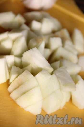 Яблоко вымыть, очистить от кожуры и семян, нарезать мелкими кубиками.
