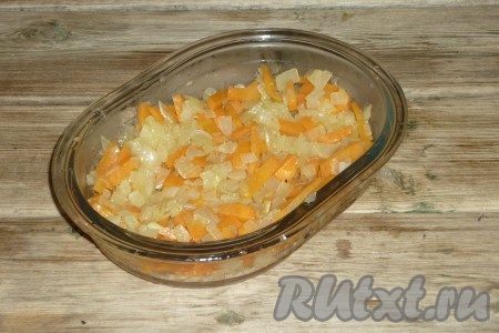 Лук и морковь очистить. Лук нарезать мелкими  кубиками, морковь - брусочками. Поджарить овощи на растительном масле, помешивая, в течение 5 минут. 
