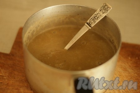 Отварить лук и чеснок вместе с чечевицей и морковкой в течение 30 минут. Пюрировать наш суп из чечевицы блендером.
