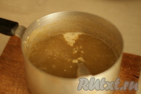 Добавить перец, соль и сливки в суп-пюре из чечевицы.
