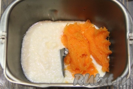  В ведёрко хлебопечки влить кефир и добавить мякоть тыквы.